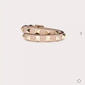 Dubbelt valentino armband! - Säljer mitt armband! (Kan tänka mig att gå ner i pris) Super fint men kommer inte till användning! Fint skick men använt vilket man kan se vid spännet så lite defekter där! Nypris 3400! Box, plus extra nitar finns med! 