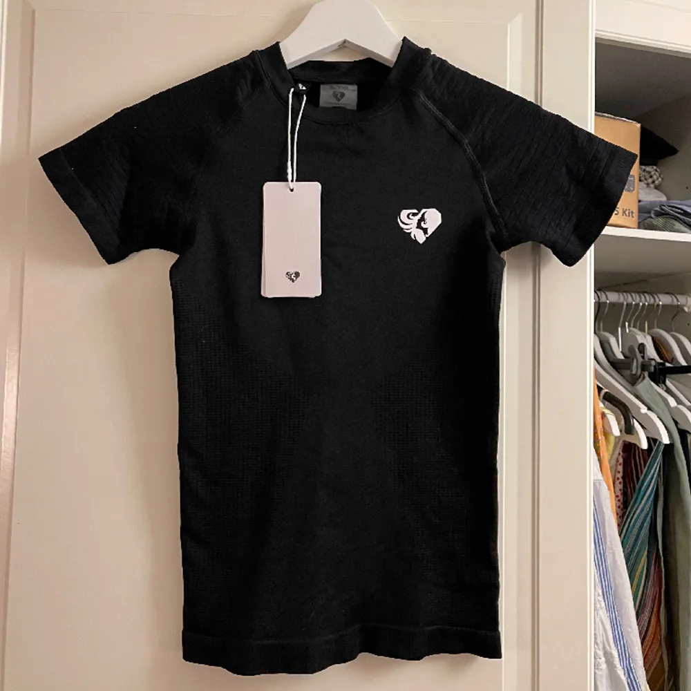 Helt oanvänd svart tränings T-shirt från Womens Best. T-paidat.
