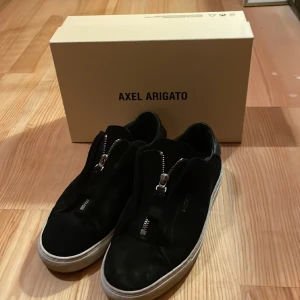 Axel arigato skor (clean 90 zip - (STORLEK 39) (UK 7) (Toppskick 💯)    (Kan postas📦)  köparn står för frakt 🚚  Har andvänds få gånger.nypris 2300kr köpte på arigatos hemsida.(Model clean 90 zip) Låda och påse får man med, kan även få arigato klistermärken om man vill📦👟💯⚡️
