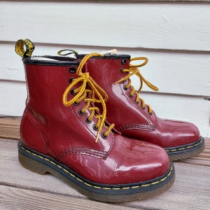 Blanka dr.martens  - Vinröda blanka dr.martens. lite slitna i lacken och överkanterna men annars fint skick. Säljs för att de tyvärr är lite för stora på mig. Skosnörena är nya men de kan säljas utan om man vill hanågon annan färg.
