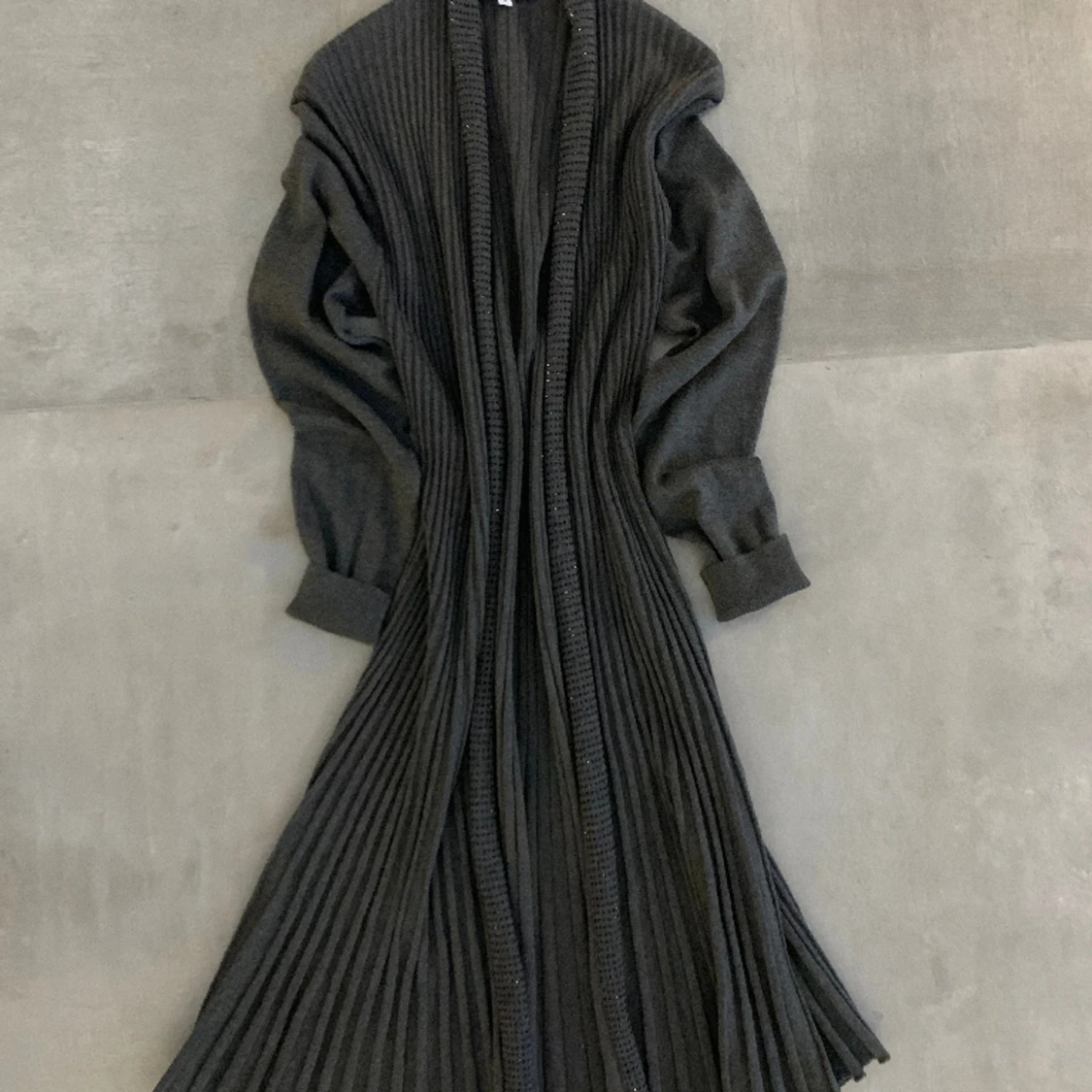 Kofta pliserad m stenar - 90