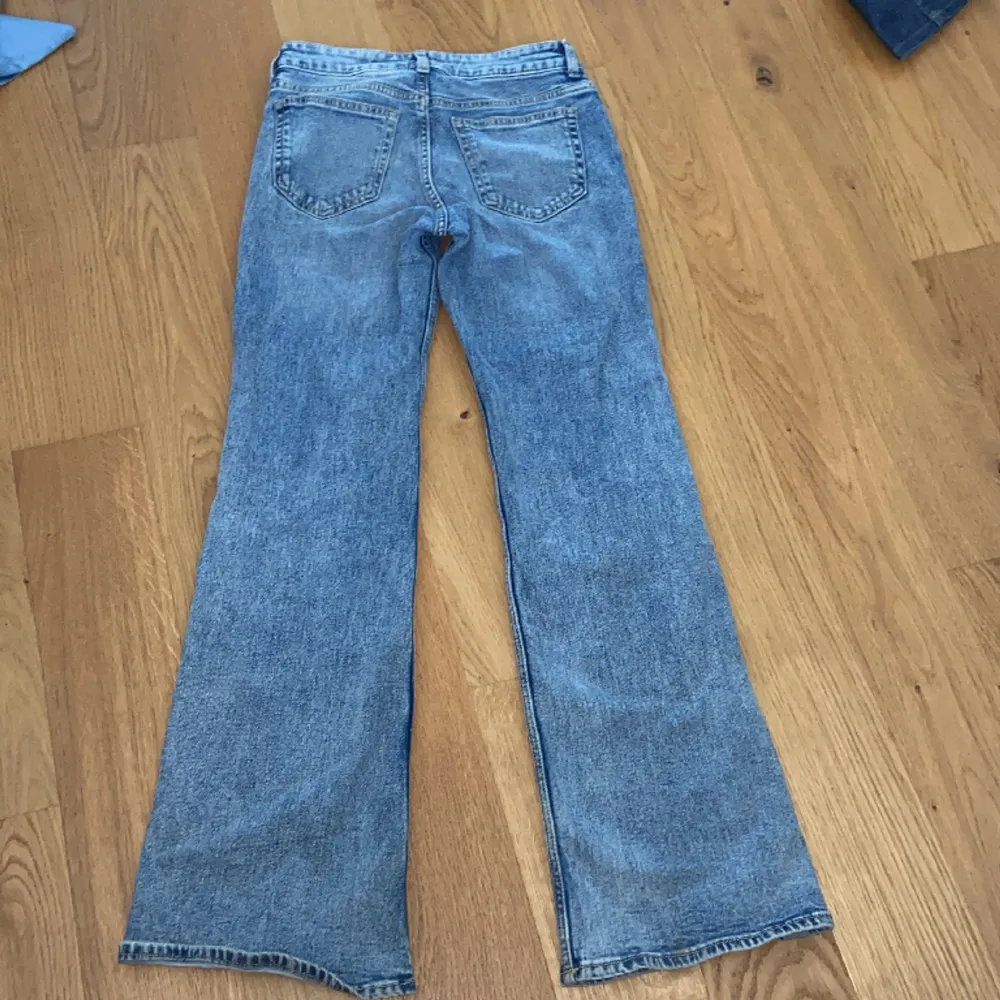 Lågmidjade jeans från hm i storlek 34. Det är i bra skick och har bara användas några gånger💗. Jeans & Byxor.