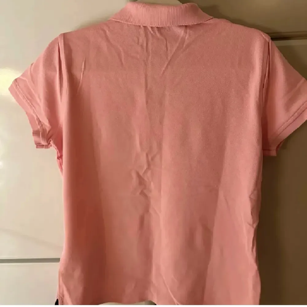 Nytt oanvänd rosa Gant pikétröja . T-shirts.