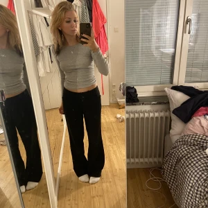 Lågmidjade kostymbyxor  - Snygga lågmidjade kostymbyxor perfekta för jobb eller fest!