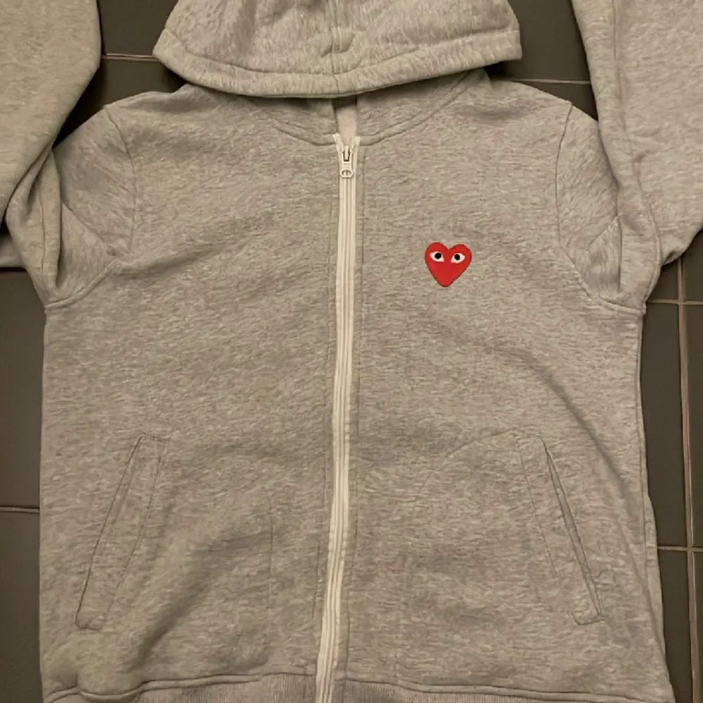 En riktig snygg och fräcsh zip hoodie ifrån Comme Des Garçons🙌🏽 skick 8/10, vill bli av med den så fort som möjligt så skriv privat för frågor🤩. Hoodies.