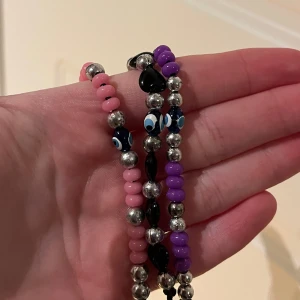 Armband - Pärlarmband, lila, rosa och svart. Köparen står för frakt! Skriv gärna om ni har några frågor:)💐