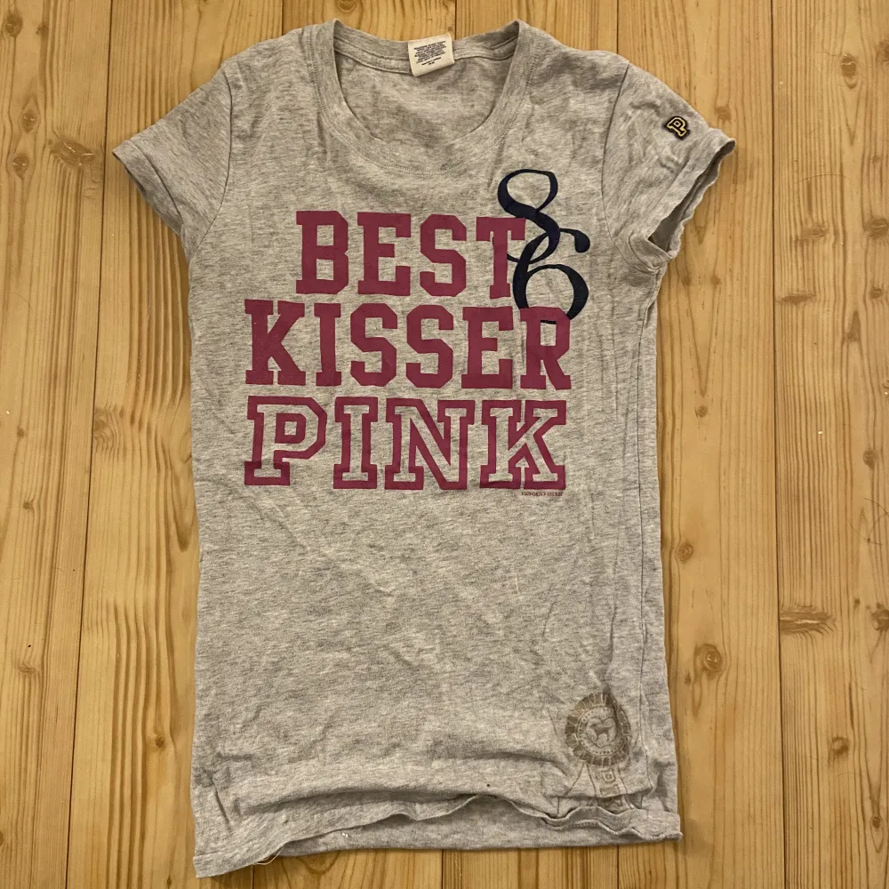 Hur söt tröja som helst från PINK VS! Får så många komplimanger i denna!🎀. T-shirts.