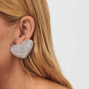 Örhängen hjärtan - Slutsålda! Helt nya, kvar i förpackningen och precis lika fina i verkligheten.   Nypris 130kr