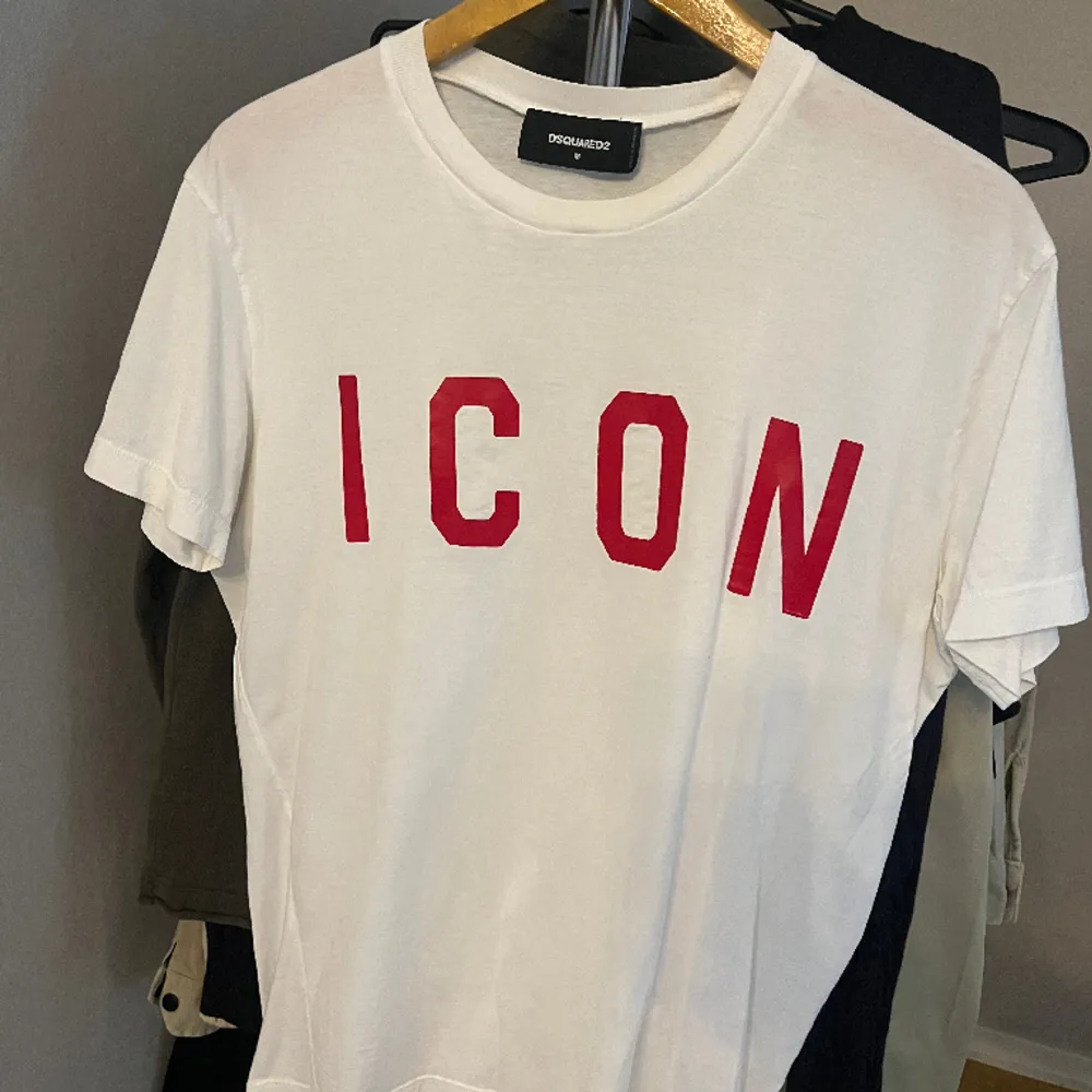 Icon logo, bra skick, storlek M. T-shirts.