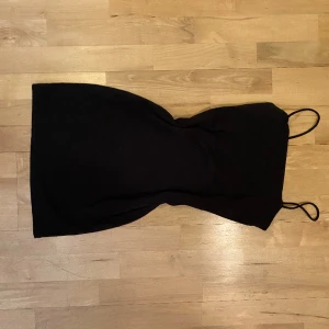 Svart kort klänning - Svart kort klänning från Gina Tricot perfekt för nyår eller fest!