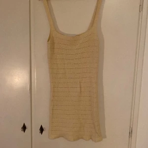 Urban outfitters klänning  - Grovstickad strandklänning, aldrig använd, lappen sitter kvar! 