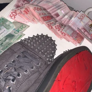 christian louboutins - Gråa christian louboutins  storlek 43 använda 2månader