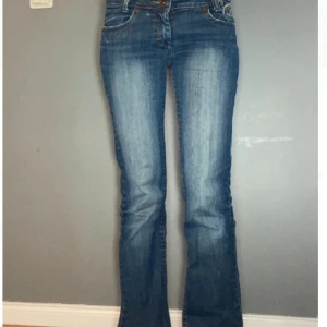 Lågmidjade jeans  - Super fina lågmidjade jeans köpta second hand, säljer då det tyvärr blivit för små för mig❤️‍🔥 De är lite slitna i fållen längst ner men annars är de i bra skick, bilderna är lånade ❤️‍🔥 Midjemått rätt över är 37cm och innerbens längden är 79cm. 