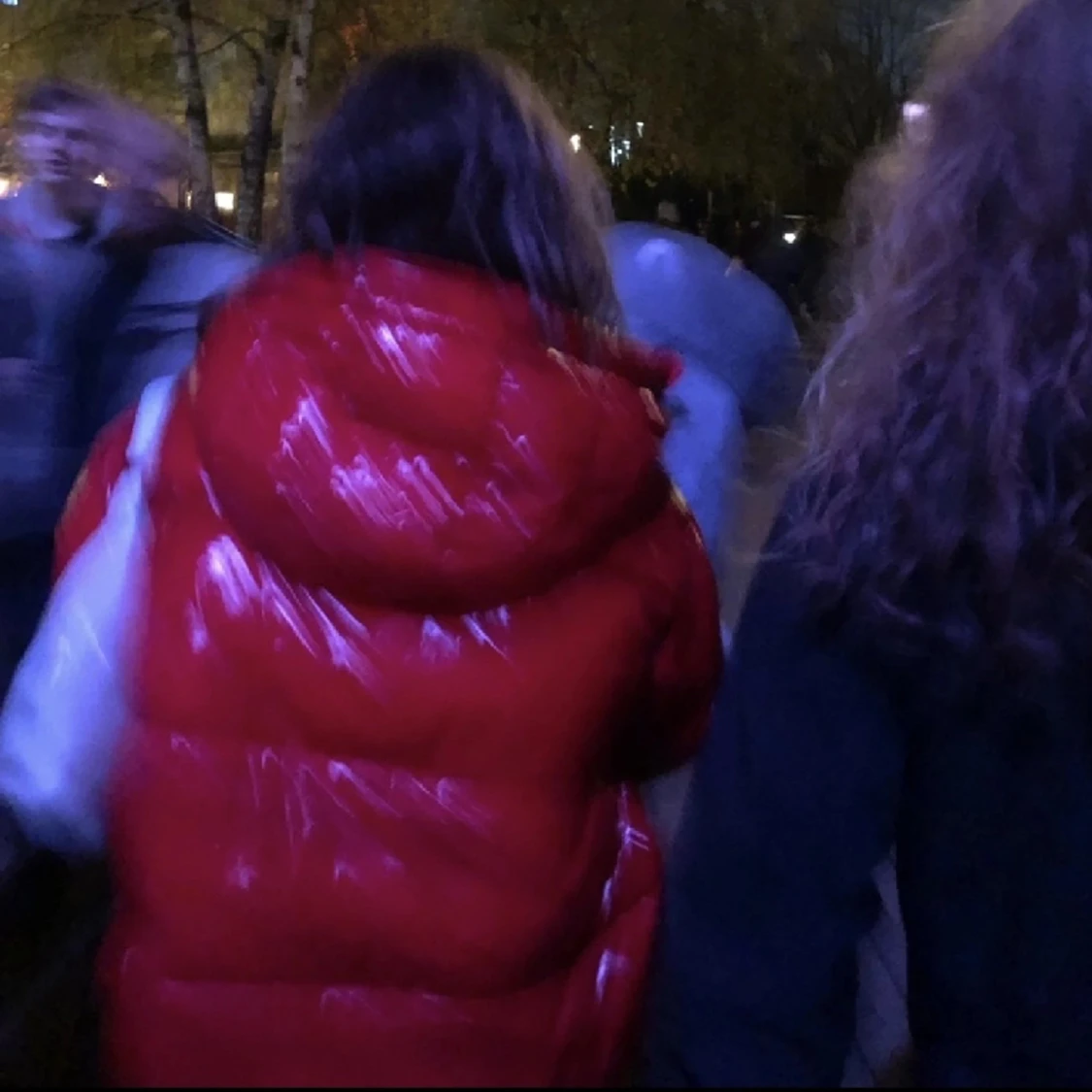 Röd glansig jacka  - 91