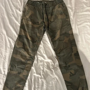 Kamouflagefärgade Cargo Byxor   - Dom är i bra skick och sköna att ha på sig! 