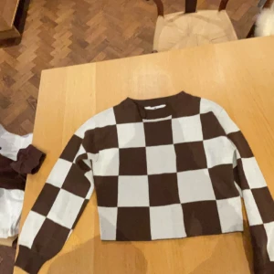 Tröja - En tröja som är vit och brun som är jätte skön💘