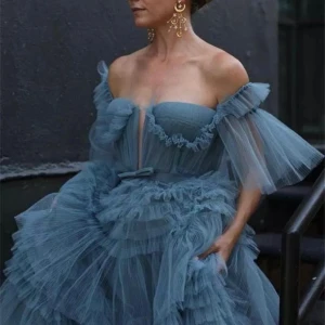 Balklänning  - Super fin balklänning som aldrig är använd! Jag blev inte helt nöjd men hann ej göra en retur.  Köpte den för 2500kr Öppen för pris förslag