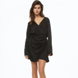 Svart satinklännign - Så himla fin men säljer då den är för liten för mig :(  Endast använd en gång så i nyskick !❣️🤩 skriv för egna bilder 💓