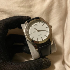 Calvin Klein klocka -  Calvin Klein klocka med läderband som är helt nytt klockan är fin och tål mycket