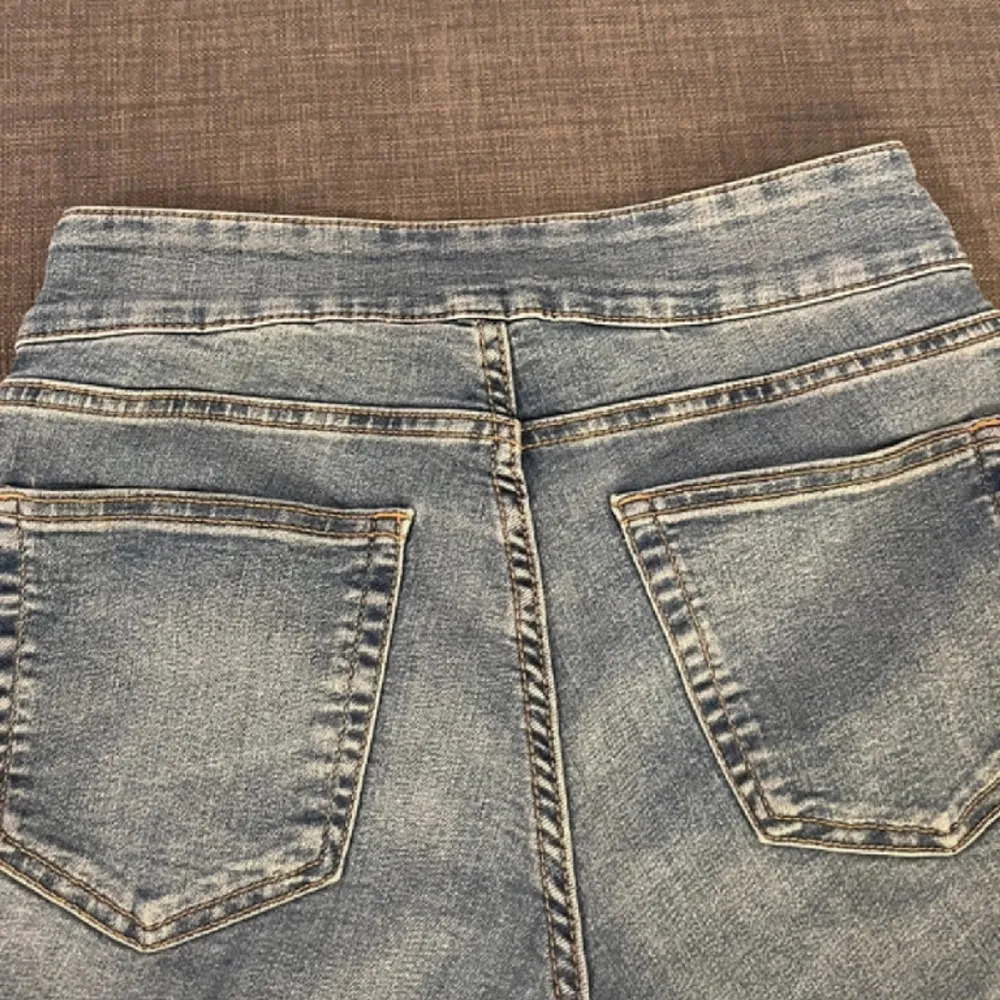 Blåa lågmidjade jeans 🖤mått: midja/höft: 76cm innerbenslängd: 80cm ytterbenslängd: 107cm helt perfekt långa för mig som är 175! toppskick, använd 2 gånger. Jeans & Byxor.