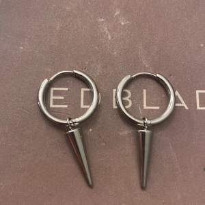 Jag säljer dessa örhängen från Edblad i rostfritt stål som endast är använda få tal gånger. Dom är i rostfritt stål och super populära 💘jag säljer dom pga att jag inte använder silver smycken längre men annars är dom super snygga .🥰