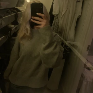 Stickad tröja - Säljer denna jättefina stickade tröja från & other stories då jag inte använder den så ofta. Den har inte nopprat sig men man ser att den inte är helt ny💗