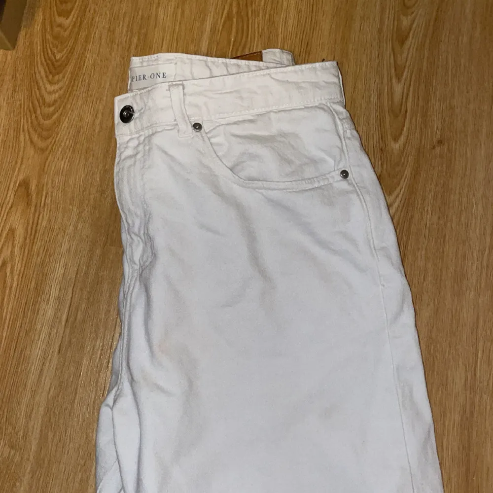 Vita jeans från Pier One i storlek 33X32. Relaxed fit. Använder typ aldrig och är nästan inte använda.. Jeans & Byxor.