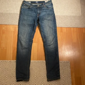 Jeans  - Oanvända jeans. Väldigt sköna och stretchiga alltså skönt material. Slim fit. 