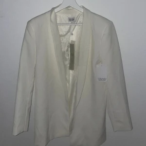 Nicole falciani x bubbleroom kavaj - Säljer denhär fina oandvända kostymen från bubbleroom! 💌 obs!  har även matchande kostym byxor jag säljer🫶🏽