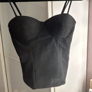 Nyårstopp - Säljer min jättefina korsettliknande glittertopp från vila som är perfekt till nyår, endast använd en gång och är i bra skick💕💕