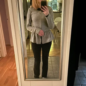 Silvrig kofta - Ascool silvrig kofta/jacka! Från Gina Tricot men köpt secondhand, täcken på användning finns men fortfarande gott skick 🩷 Köparen står för frakt 