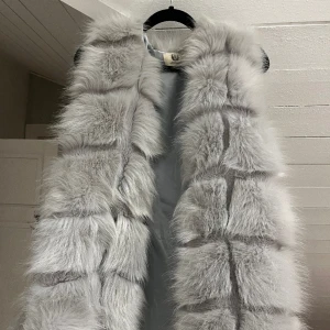 Pälsväst - Säljer min gråa pälsväst i storlek M. Köpte second hand men passade inte mig.  Priset kan diskuteras🩷