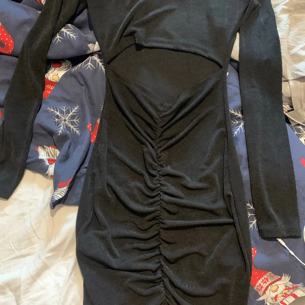 En svart fin klänning med en liten öppning i ryggen samt scrunch vid rumpan. Använd men i bra skick . Klänningar.
