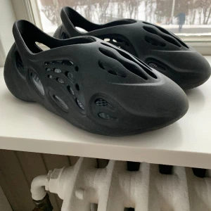 Replika Foam runners  - Svarta foam runners. De är väldigt bekväma och lätta att ta på och av. (Inte äkta) Små i storleken skulle jag säga. Ingen box  Skriv för fler frågor