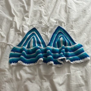 Virkad topp  - Randig virkad hemmagjord topp i blåa nyanser, öppen i ryggen.