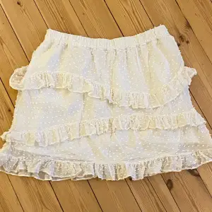 Jättefin minikjol i vit/ beige färg! Nyskick🤍Går bra att klicka på köp nu!
