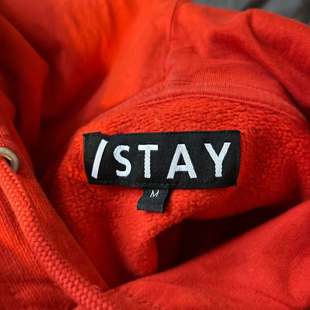 Säljer min super snygga röda hoodie ifrån Carlings, märket STAY 🤍 Nyskick 🤍. Hoodies.