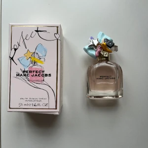 Parfym - Jag säljer min 50 ml Marc Jacobs parfym som är ganska ny. Säljer den på grund av att jag har andra parfymer som jag tycker luktar godare så därför kommer inte denna till användning. Som man ser på andra och tredje bilden är den inte alls använd mycket.   