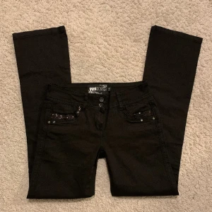 Lågmidjade jeans  - Såå snygga lågmidjade vida jeans me paljettdetaljer och rhinestones på fickorna!💋Har tyvärr inga bilder med dem på. Midjemått rakt över: 36 cm Innebenslängd: 79 cm Benbredd: 20 cm