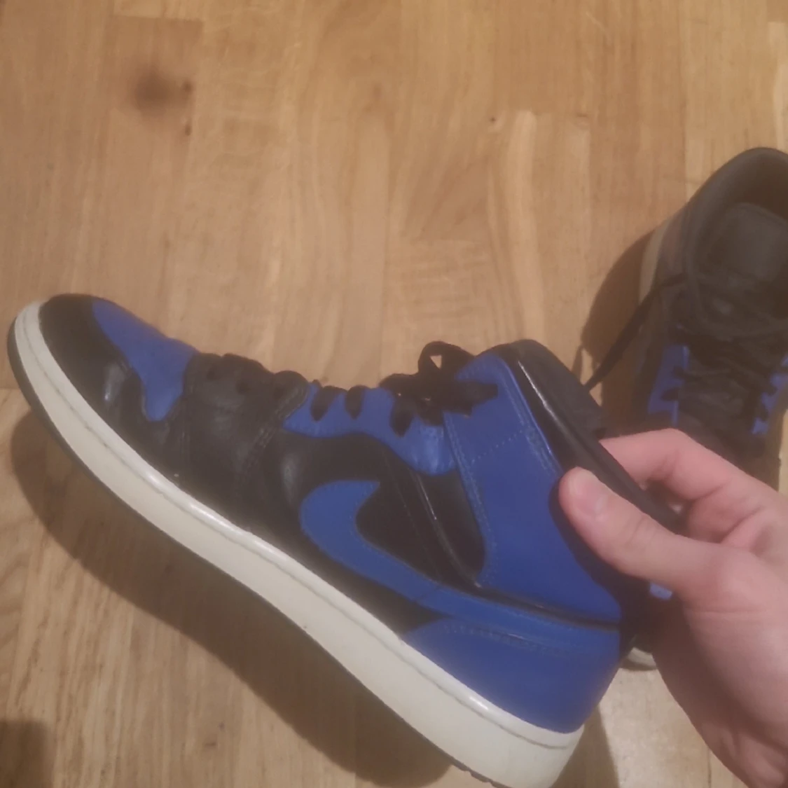 Jordan 1 mid hyper royal - 90