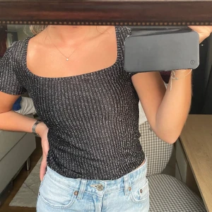 glittrig topp - sååå fin svart/silver-glittrig i nyskick!💗💗