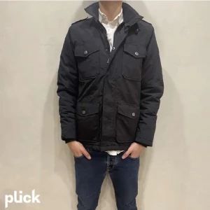 Safarijacka Dcate - Säljer nu denna trendiga svarta Fieldjacket från Dcate! Storlek s och är i fint skick! 