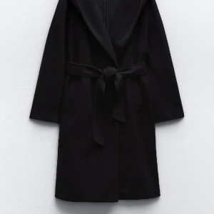 Kappa  - Svart kappa från zara i väldigt god skick, köpt för 600kr.