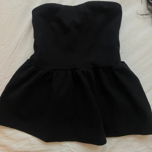 Söt svart tubtopp från gina tricot - Super söt tub topp från gina, använd 2 gånger av mig och är i gott skick!🫶🏼