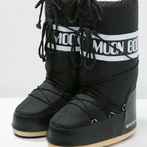 Moon Boots  - Svarta moon boots strl 35-38 sparsamt använda. Mycket bra kvalitet. Varma och sköna. Nypris 2285 på Zalando