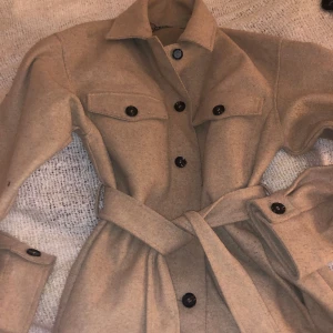 Zara kappa - Kort kappa med skärp från zara, nypris 600kr säljer för 200kr i storlek S. Skriv vid intresse eller önskan om fler bilder! 