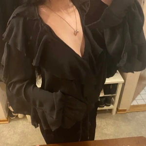 Blus med volanger  - Så sjukt fin topp/blus med volanger, passar jätte bra till vardag men även fester. Slutsåld överallt. Aldrig använd endast testad då den inte kommer till användning. Hör av er för frågor❣️