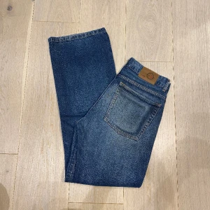 lågmidjade/midwaist jeans med loose fit💕 - midja 84 cm innerben 83 cm ja e 170 för referens!