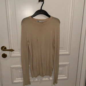 Stickad tröja  - Superfin stickad tröja, säljer då denninge kommer till användning. Har synliga bevis på användning och därav priset💘