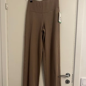 Byxor  - Helt nya byxor från SOC i storlek S